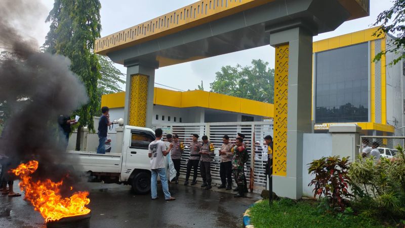 ‘Korupsi’ Proyek Pemeliharaan Waduk Pampang, APMI Geruduk Kantor Pompengan