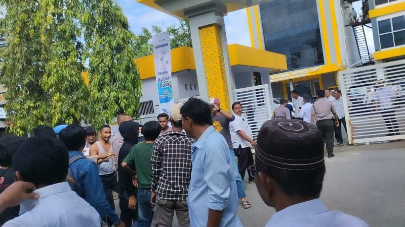 ‘Aroma Korupsi’ di Anggaran Pemeliharaan Waduk Pampang, APMI Geruduk Balai Pompengan Je’neberang