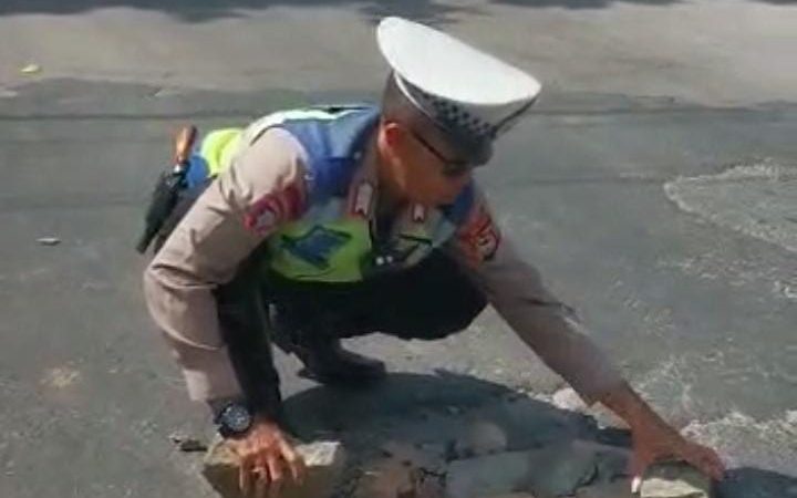 Salut ! Personil Satlantas Polres Gowa, Tutup Jalan Yang Berlubang