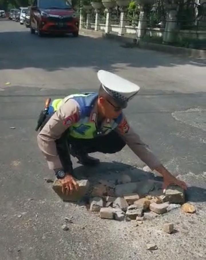 Salut ! Personil Satlantas Polres Gowa, Tutup Jalan Yang Berlubang