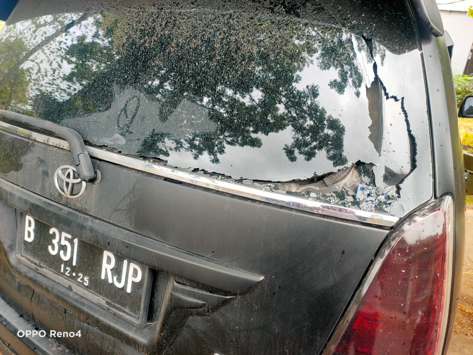 Bahaya, Mobil Mantan Kades DiBusur Dan DiRusak OTK