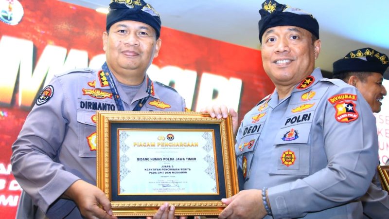 Penghargaan Kadivhumas Pada Saat Rakernis Humas Polri