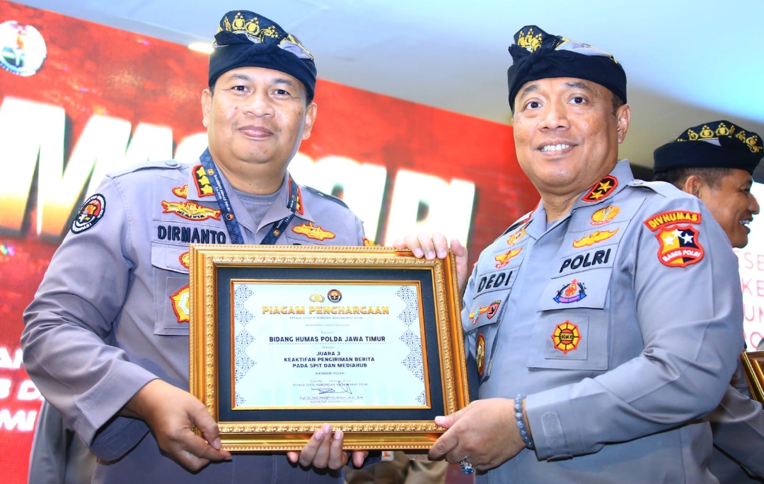 Penghargaan Kadivhumas Pada Saat Rakernis Humas Polri