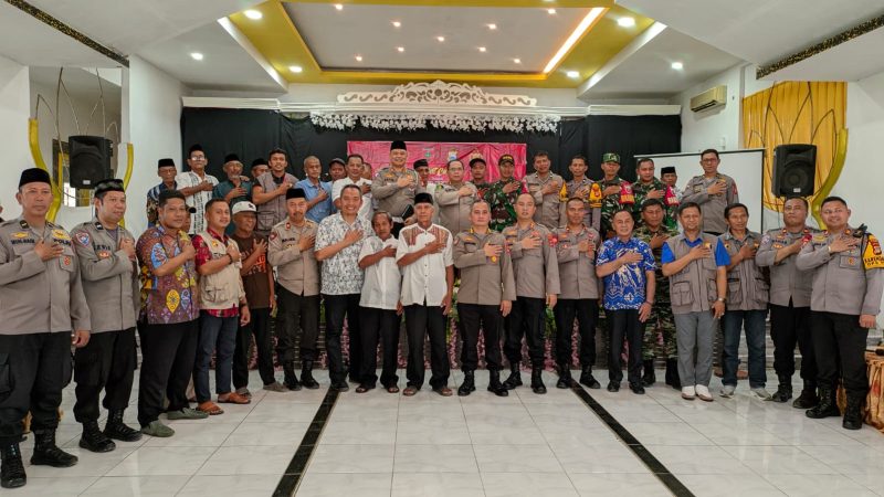 Jumat Curhat di Kampung Parang Desa Panciro, Wakapolres Gowa Dampingi Kabidkeu Polda Sulsel