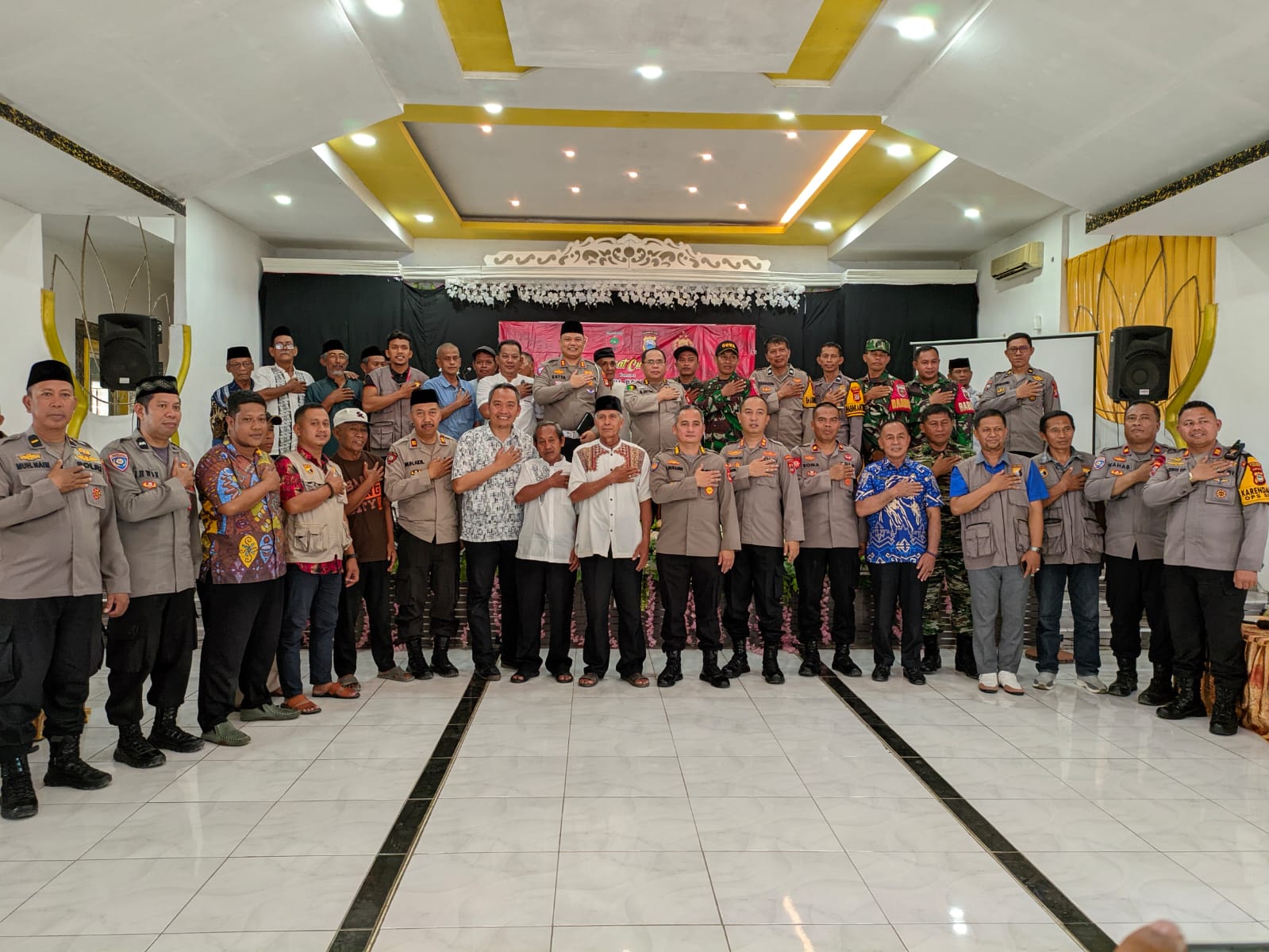 Jumat Curhat di Kampung Parang Desa Panciro, Wakapolres Gowa Dampingi Kabidkeu Polda Sulsel