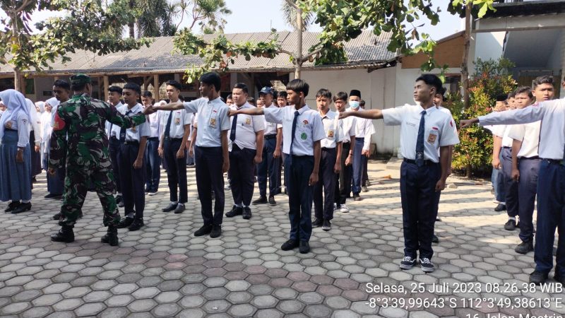 Tanamkan Kedisiplinan Kepada Siswa SMK IT AL-Kautsar, Babinsa Koramil  Srengat Latih Peraturan Baris Berbasis