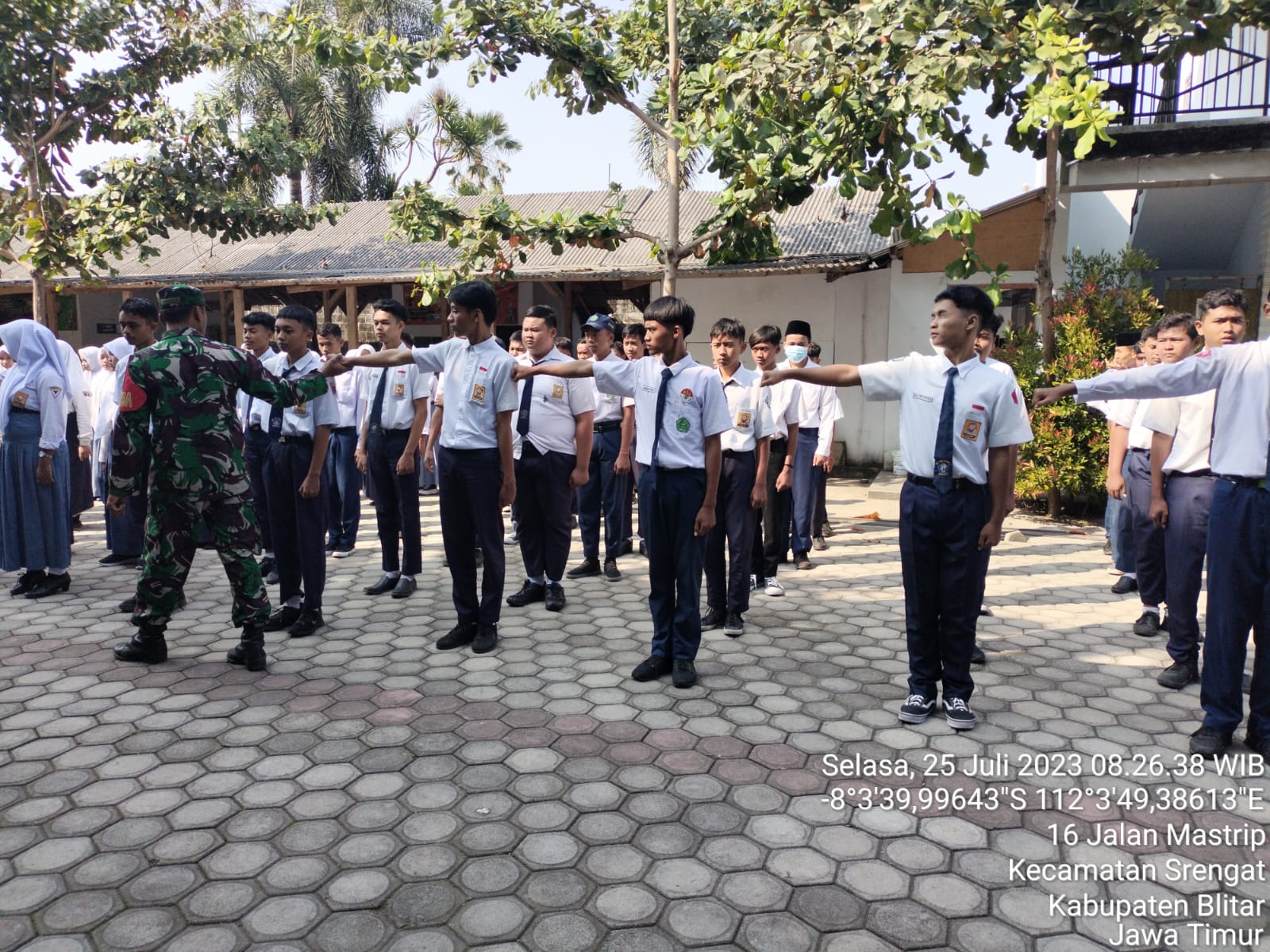 Tanamkan Kedisiplinan Kepada Siswa SMK IT AL-Kautsar, Babinsa Koramil Srengat Latih Peraturan Baris Berbasis