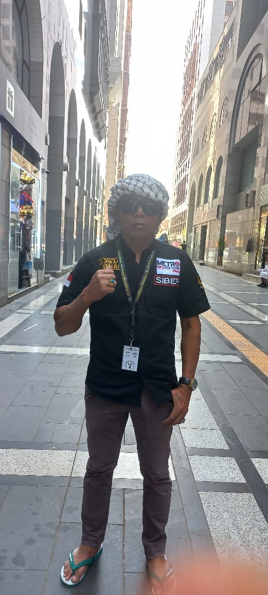 Akhirnya Seorang Wartawan Media Metroinfonews.com Bisa Menginjak Dirinya di Tanah Medinah