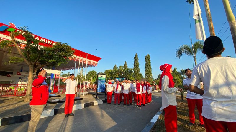 Semangat Kerja di HUT Kemerdekaan RI 78 Karyawan SPBU Bontonompo Kibarkan Bendera