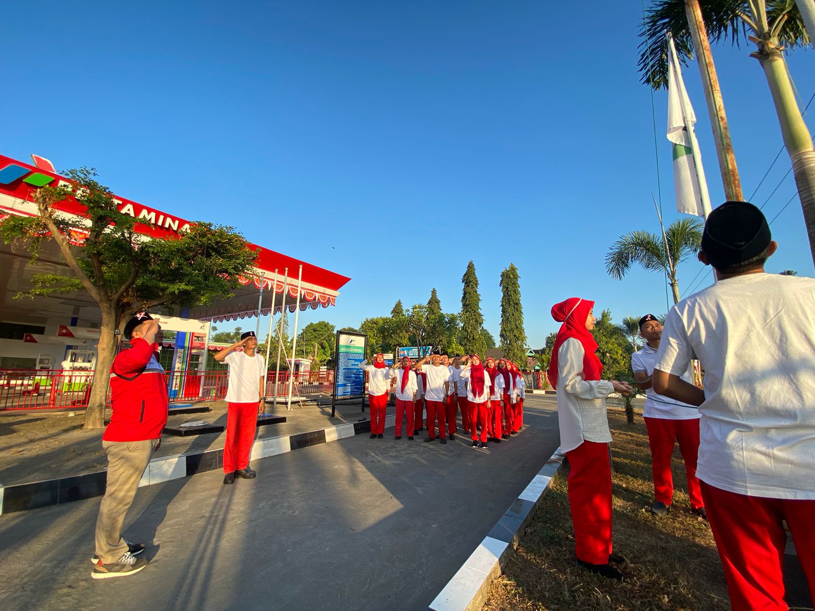 Semangat Kerja di HUT Kemerdekaan RI 78 Karyawan SPBU Bontonompo Kibarkan Bendera