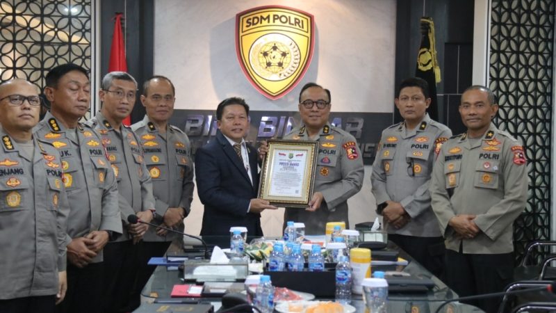 As SDM Irjen Dedi Prasetyo Terima Presesi Award Berkat Keterbukaam Rekrutmen Polri