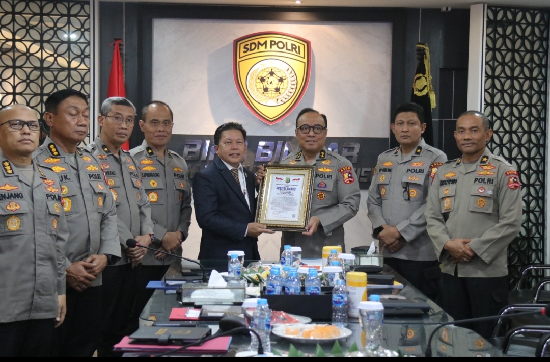 As SDM Irjen Dedi Prasetyo Terima Presesi Award Berkat Keterbukaam Rekrutmen Polri