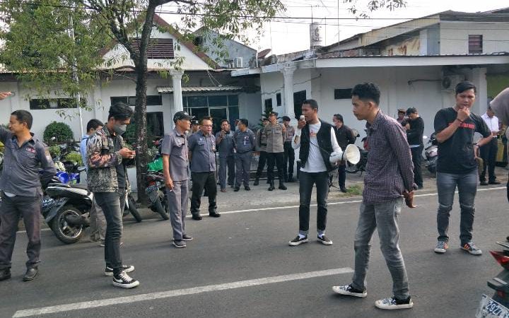 Direktur PD parkir diduga menutupi oknum yang membacking parkir liar, SERIKAT PEJUANG RAKYAT gerduk kantor PD Parkir