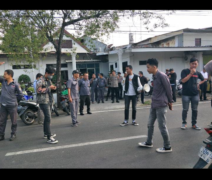 Direktur PD parkir diduga menutupi oknum yang membacking parkir liar, SERIKAT PEJUANG RAKYAT gerduk kantor PD Parkir