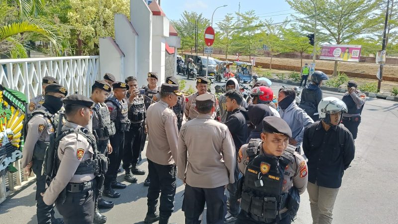 Kapolsek Somba Opu bersama personil amankan jalannya unjuk rasa di depan Kantor  Pemda Kab Gowa