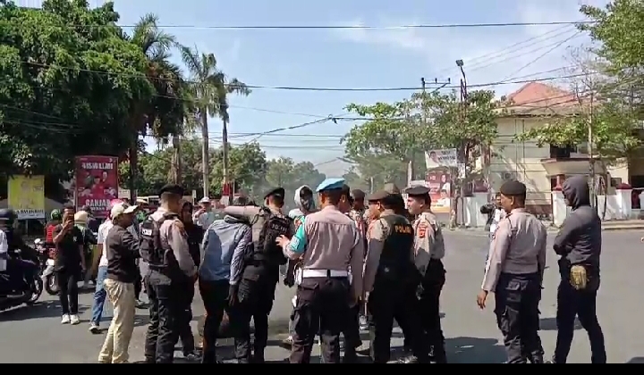 Aksi Serikat Pejuang Rakyat Melakukan Demonstrasi Di Kantor Bupati Gowa,Terkait Dugaan Pungli Camat Barombong