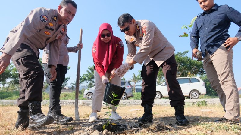 Hari Jadi Humas Polri ke-72, Bidhumas Polda Sulsel dan Polres Jajaran Tanam 4.545 Bibit Pohon