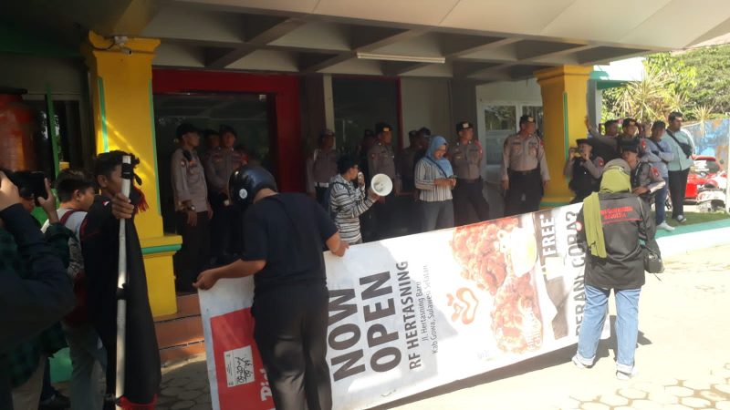 Pemutusan Listrik Secara Sepihak, PLN Sungguminas Dikepung Mahasiswa