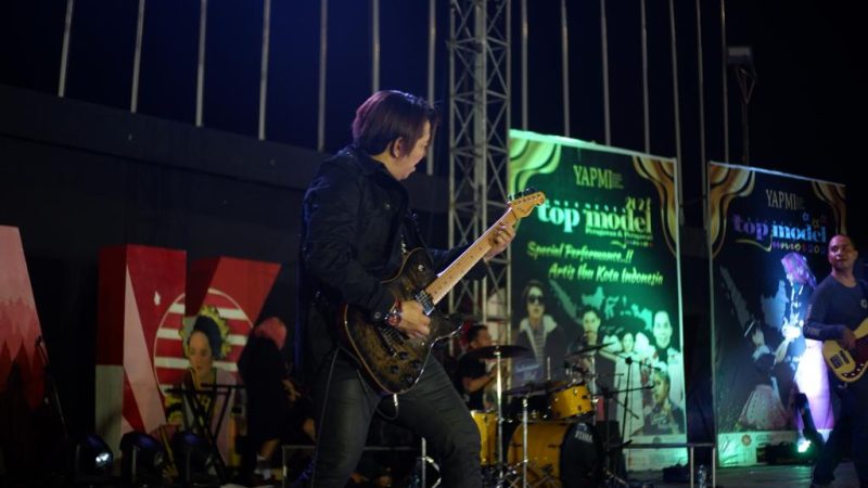 Gitaris Allxtri Band Tampil dan Seru Diacara Malam Puncak “Grand Final Indonesia Top Model”