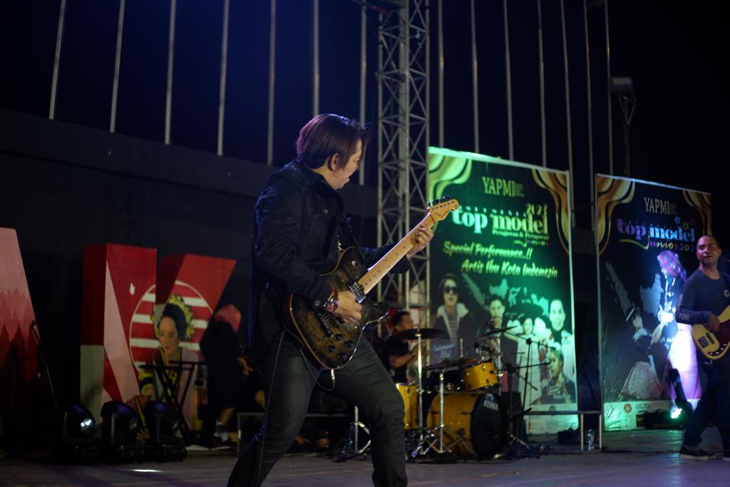 Gitaris Allxtri Band Tampil dan Seru Diacara Malam Puncak “Grand Final Indonesia Top Model”