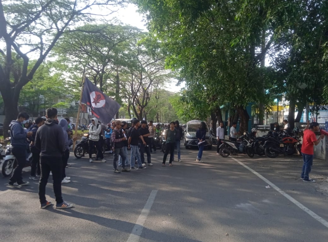 (SPR) Serikat Pejuang Rakyat Melakukan Aksi Unjuk Rasa Untuk Memberikan Hak dan Kompensasi Konsumen