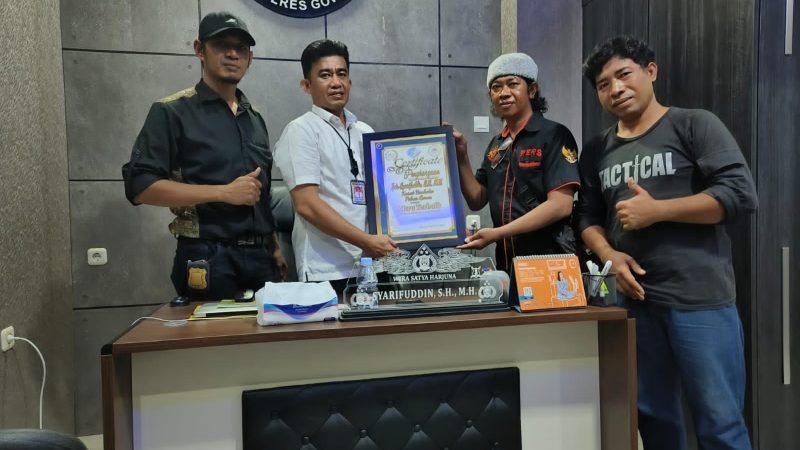 Ada apa..! Kasat Narkoba Polres Gowa Mendapat Piagam Penghargaan Dari Beberapa Lembaga Dan Media