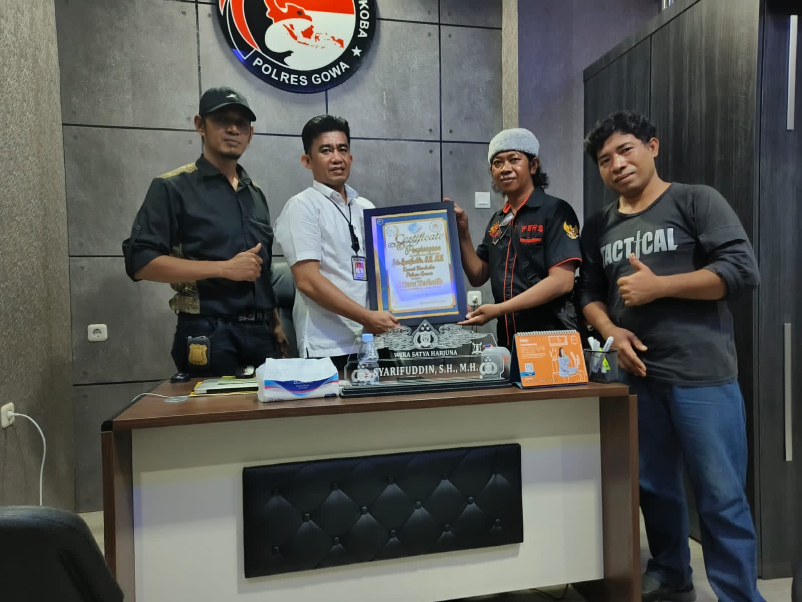 Ada apa..! Kasat Narkoba Polres Gowa Mendapat Piagam Penghargaan Dari Beberapa Lembaga Dan Media