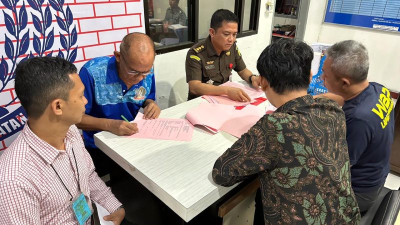 Kejati Sulsel Menyerahkan Kepenuntut Umum 5 Orang Tersangka Beserta Barang Bukti Perkara Dugaan Tindak Pidana Korupsi Pada PT. SURVEYOR INDONESIA