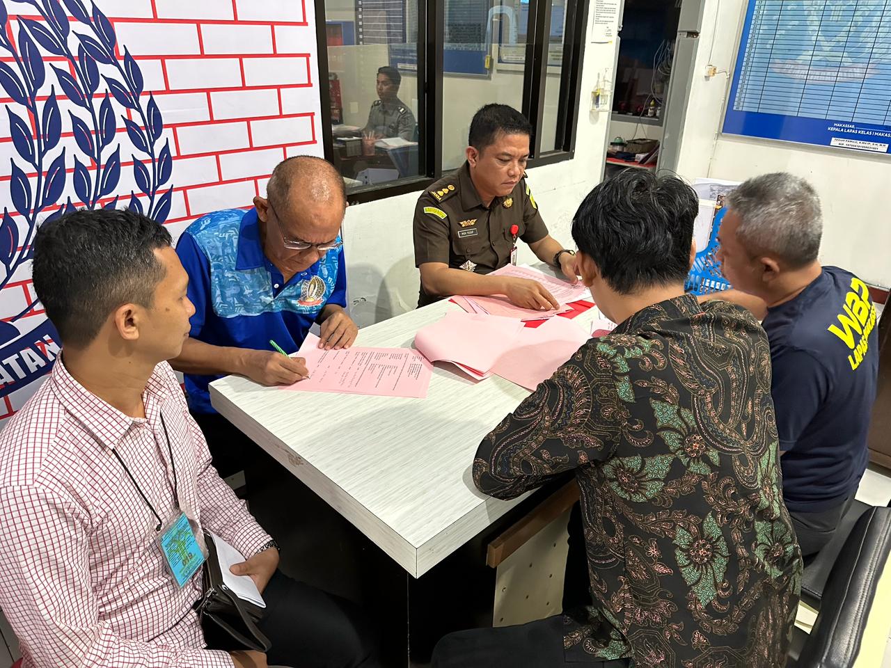 Kejati Sulsel Menyerahkan Kepenuntut Umum 5 Orang Tersangka Beserta Barang Bukti Perkara Dugaan Tindak Pidana Korupsi Pada PT. SURVEYOR INDONESIA