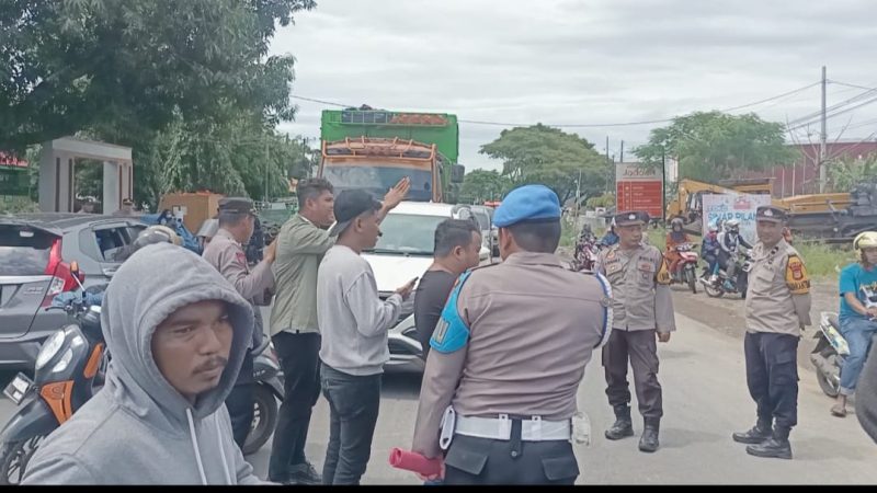 Masyarakat Bergabung Dengan Mahasiswa Geruduk Bank BRI Bontosunggu