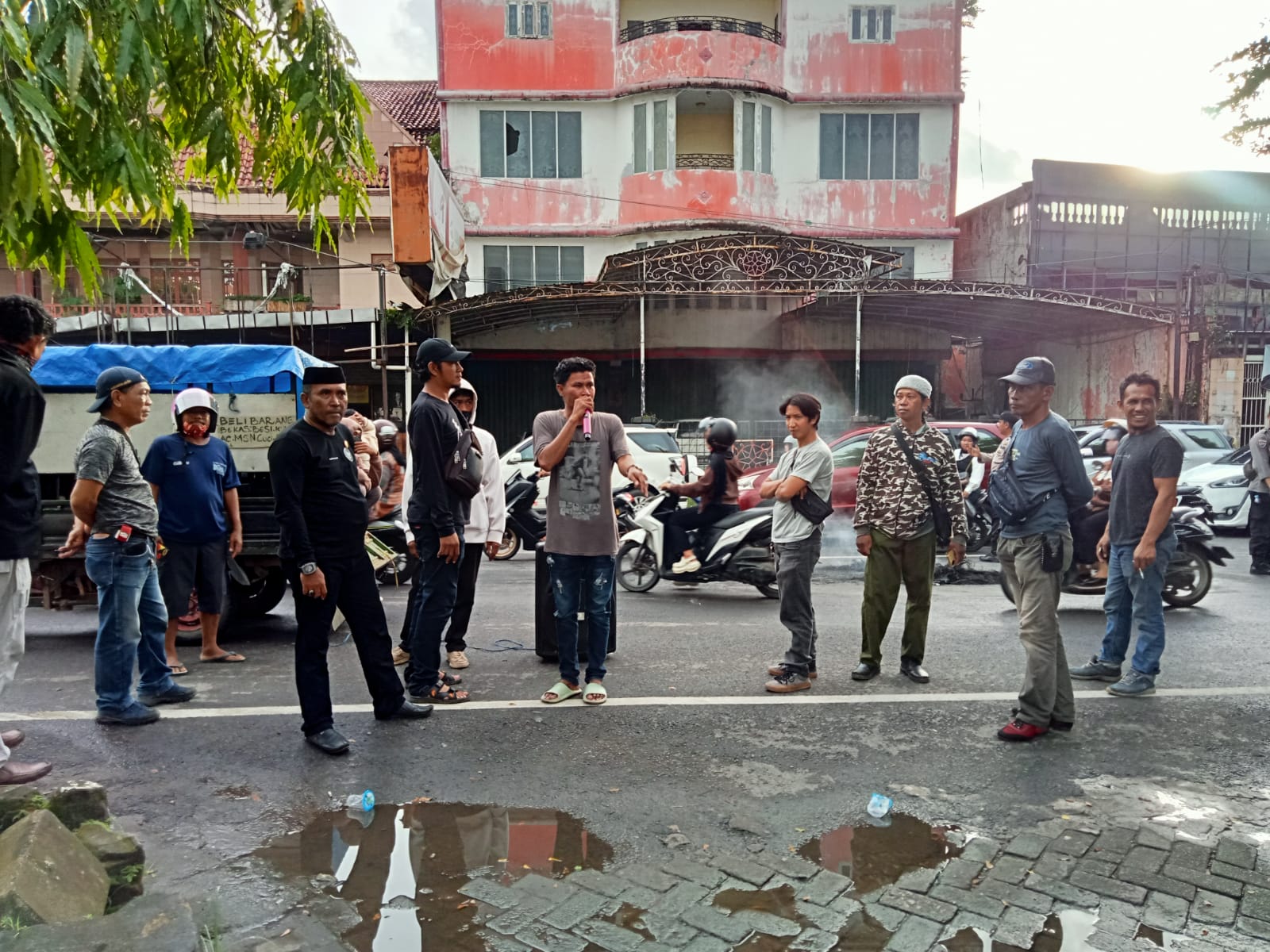 Kepala BRI Cabang Sungguminasa Gowa Diduga Bersembunyi Saat Unjuk Rasa Terkait Pelanggaran SOP