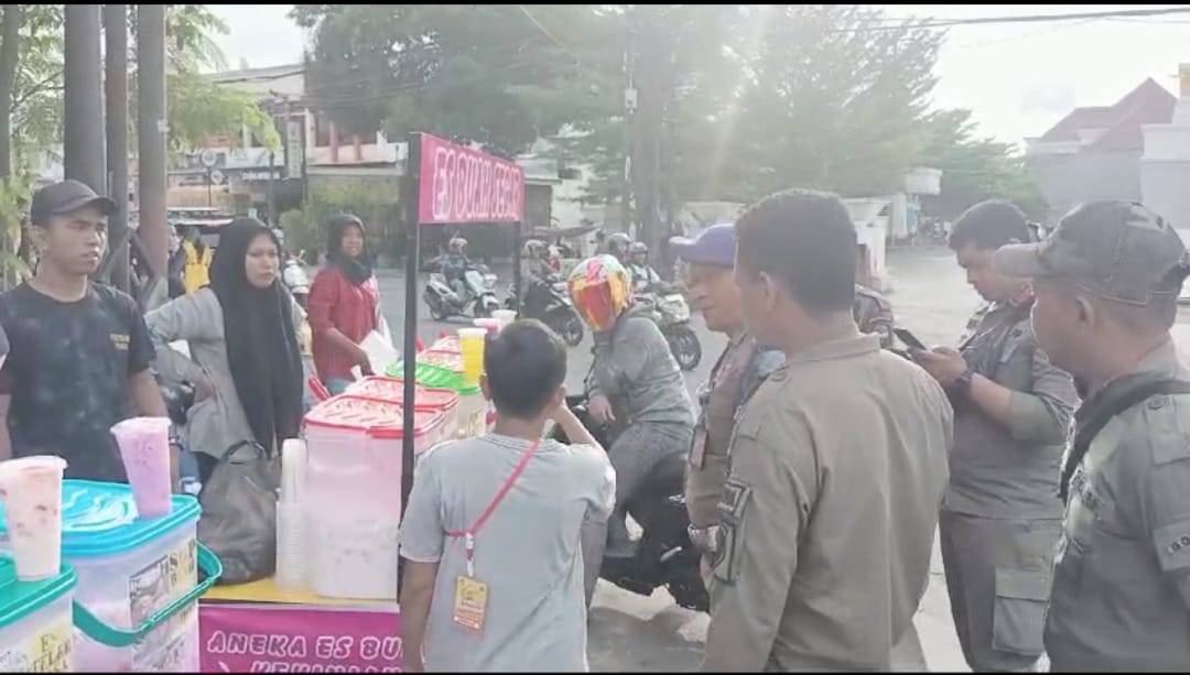 Kasi Ops Satpol PP Gowa diduga Tidak Suka Ada Pedagang Takjil Dipinggir Jalan