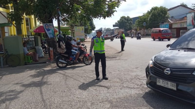 Satlantas Polres Gowa Dalam Giat Mengurai Kemacetan di Desa Tinggi Mae Kec Bajeng