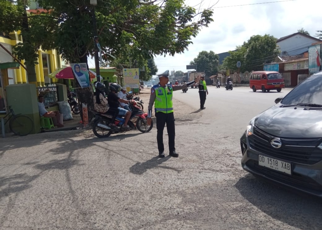 Satlantas Polres Gowa Dalam Giat Mengurai Kemacetan di Desa Tinggi Mae Kec Bajeng