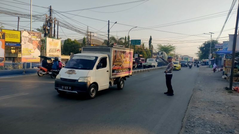 Sat Lalu Lintas Polres Gowa Sedang Pengaturan Lalu Lintas Pas Depan Stadion Cambaya dijalan Raya Cambaya Pallangga