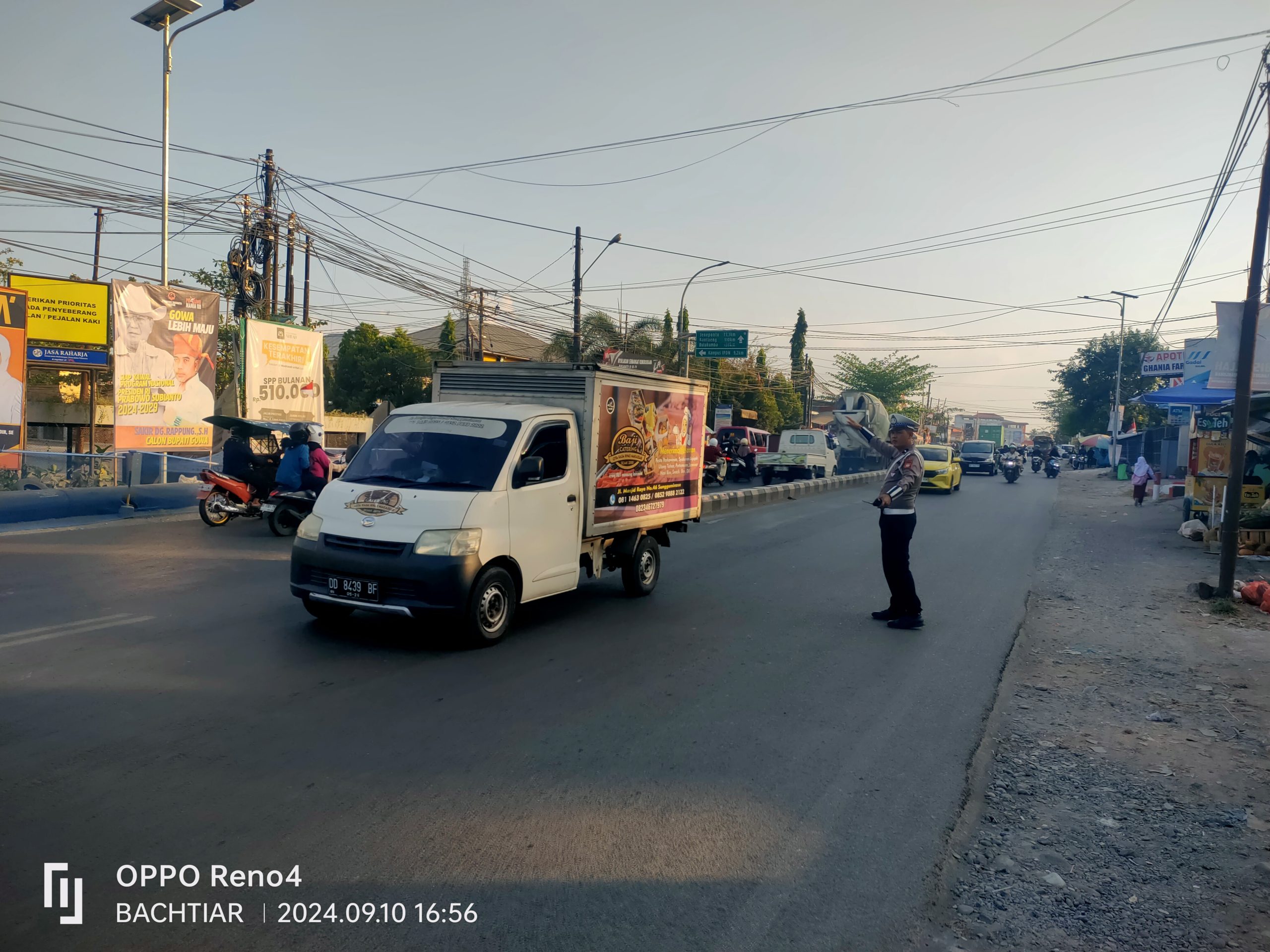 Sat Lalu Lintas Polres Gowa Sedang Pengaturan Lalu Lintas Pas Depan Stadion Cambaya dijalan Raya Cambaya Pallangga