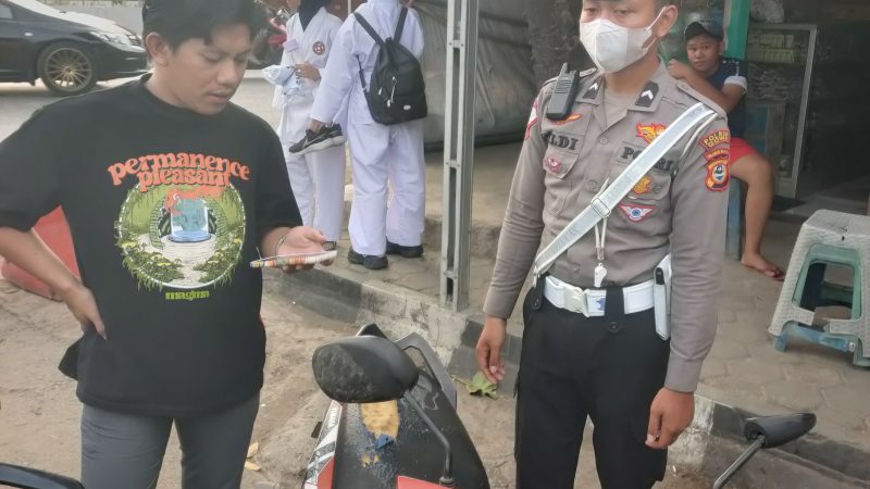 Sat Lantas Polres Gowa Menindaki Pengendara Roda 2 (dua) yang Kasat Mata Tidak Pakai Helm