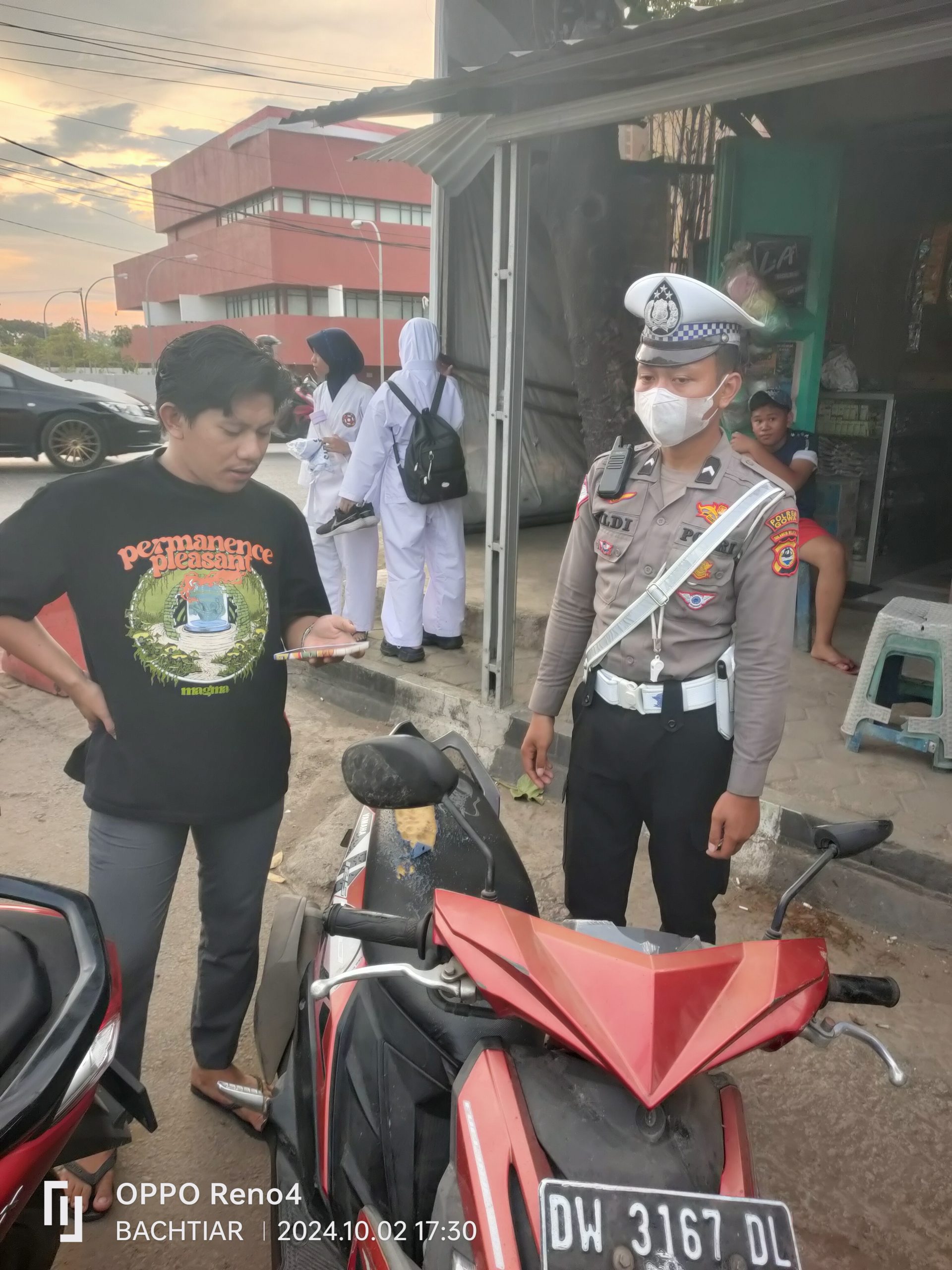 Sat Lantas Polres Gowa Menindaki Pengendara Roda 2 (dua) yang Kasat Mata Tidak Pakai Helm