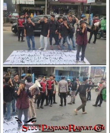 KMPD Gelar Aksi Demo di Depan Kantor Bawaslu Gowa ‚Ini Tuntutannya