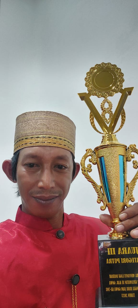 Salah Satu Putra Daerah Besuara Emas,yang Dapat Menguasai Berbagai Jenis Jender Musik dan Sair
