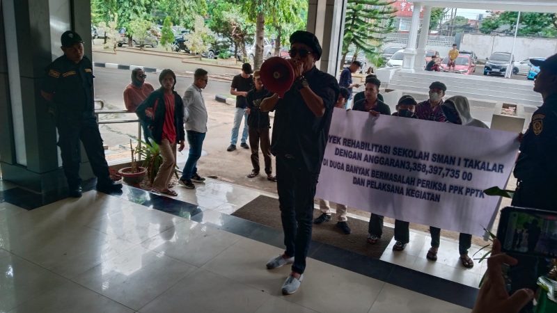 Aksi Unjuk Rasa Di Depan Kantor Dinas Pendidikan Provinsi Sulawesi Selatan