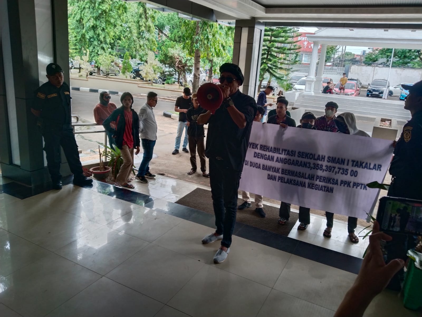Aksi Unjuk Rasa Di Depan Kantor Dinas Pendidikan Provinsi Sulawesi Selatan