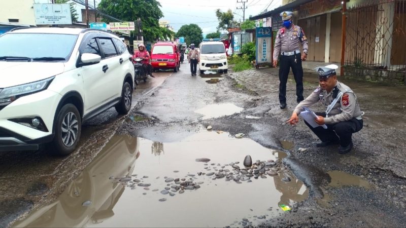 Kanit Kamsel Polres Gowa Melakukan Survey Jalan Rusak di Jln Malino Beserta Anggotanya