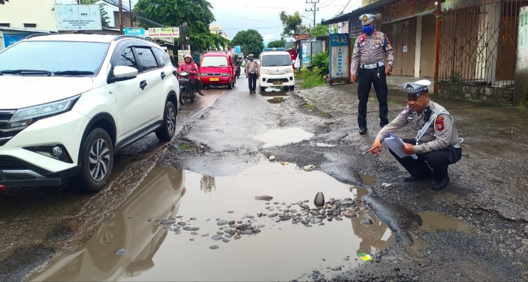 Kanit Kamsel Polres Gowa Melakukan Survey Jalan Rusak di Jln Malino Beserta Anggotanya
