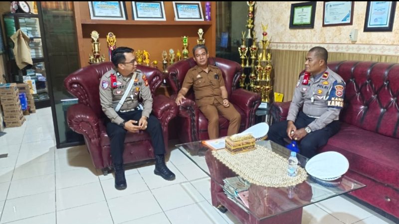 Koordinasi Bagi Kepala Sekolah SMP 1 Sungguminasa Dengan Kanit Kamsel Tentang Pembagian Nasi Gratis