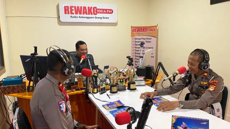 Kanit Kamsel Himbau Dalam Rangka OPS Keselamatan Pallawa 2025’Melalui Siaran Radio Rewako 100.4 FM