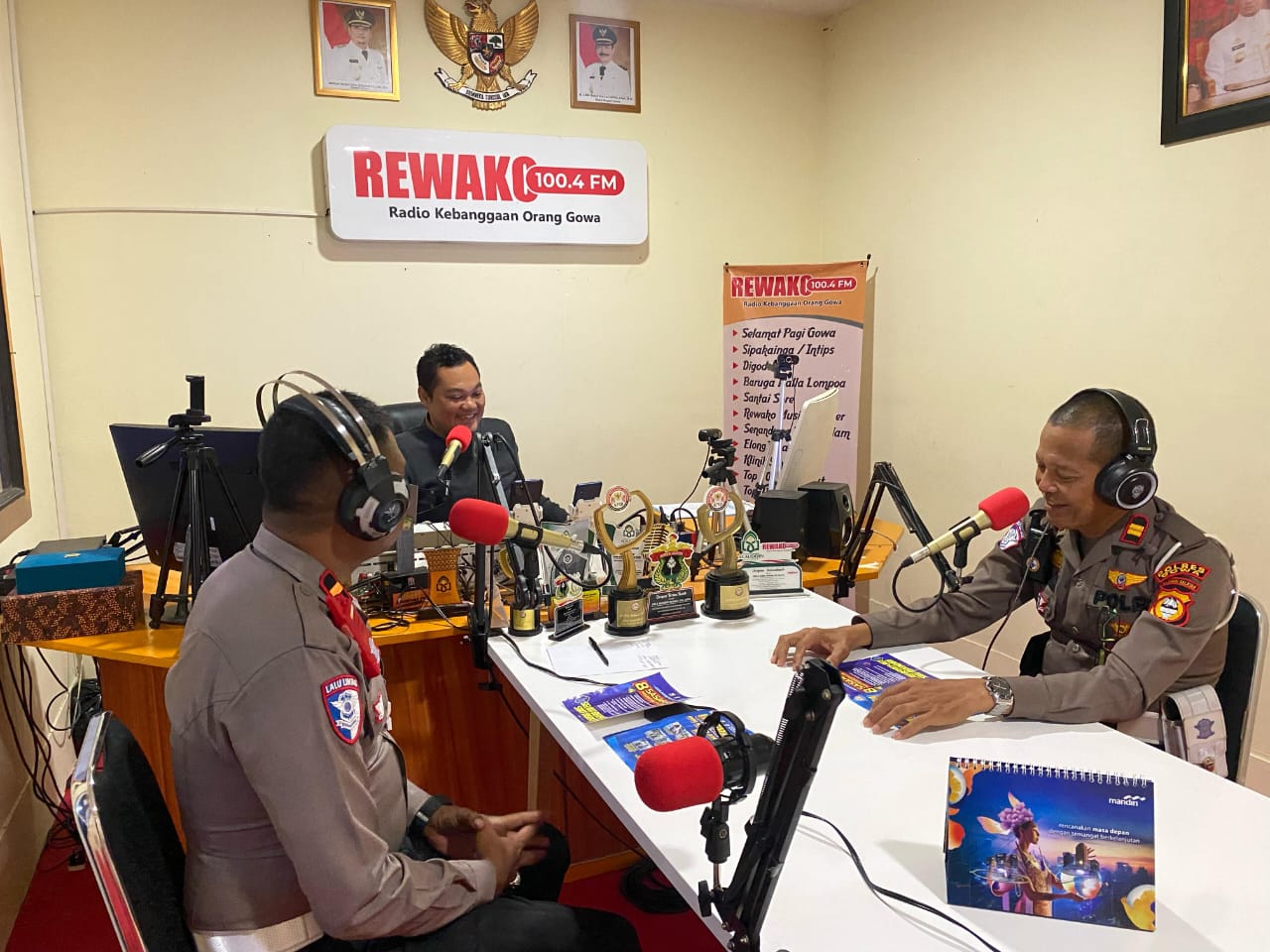 Kanit Kamsel Himbau Dalam Rangka OPS Keselamatan Pallawa 2025’Melalui Siaran Radio Rewako 100.4 FM