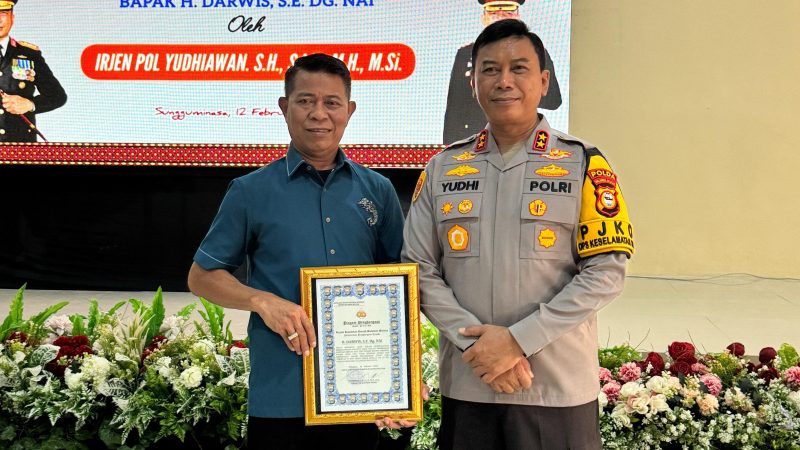 Momen Hangat Saat Kapolda Sulsel Memberikan Piagam Penghargaan Kepada H Darwis S.E Dg Nai
