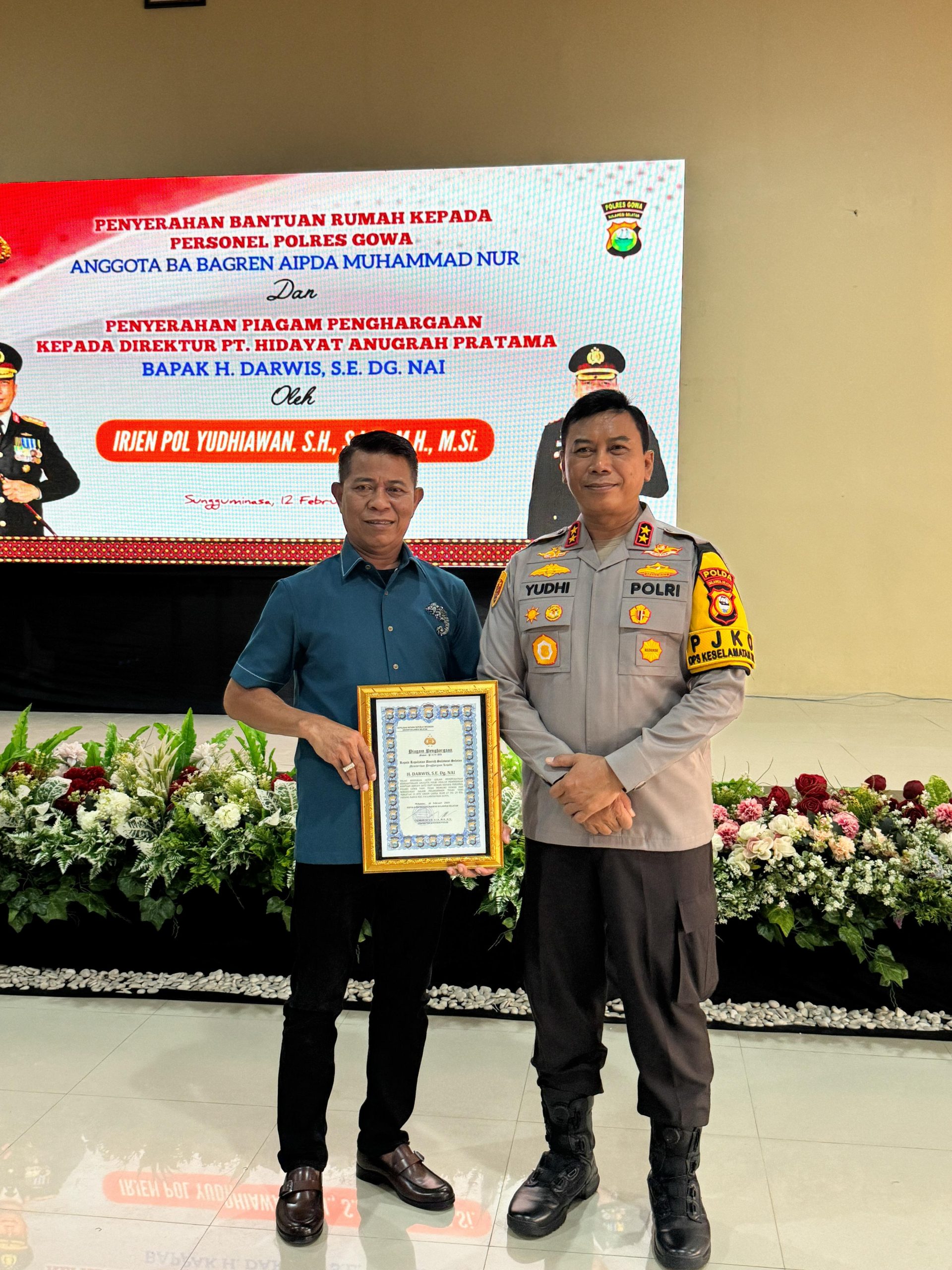 Momen Hangat Saat Kapolda Sulsel Memberikan Piagam Penghargaan Kepada H Darwis S.E Dg Nai
