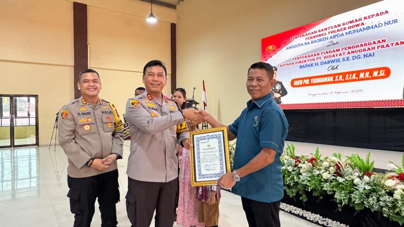 Serahkan Satu Unit Rumah Personil Polres Gowa, Dirut PT.HIDAYAT ANUGRAH PRATAMA Di Ganjar Piagam Penghargaan Kapolda Sul-Sel